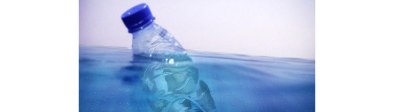 בקבוק פלסטיק מים מינרליים צף במים