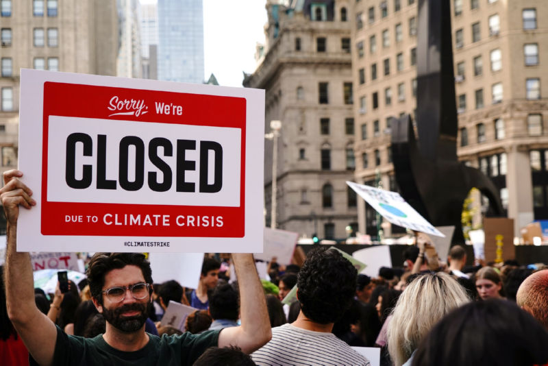 שלט בהפגנה סגור לרגל משבר האקלים
