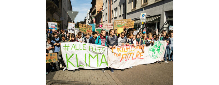ילדים צועדים בהפגנה לטיפול במשבר האקלים