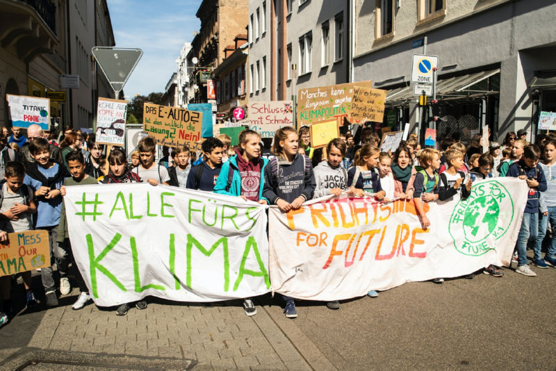 ילדים צועדים בהפגנה לטיפול במשבר האקלים
