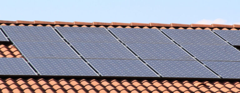 פאנלים סולאריים על גג. צילם סטפאנו פרריו