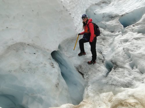 ג'יל פלטו עובדת על קרחון הקשת בהר בייקר