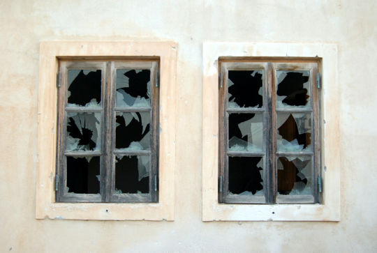 חלונות שבורים. צילם מאט ארטז