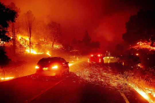 שריפות יער בקליפורניה אוגוסט 2020, מכונית נוסעת בין גיצים
