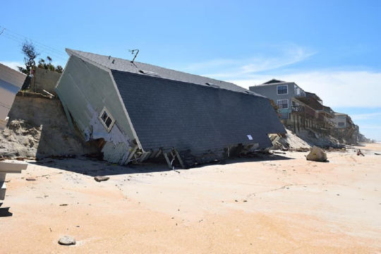 בית שנפל מהצוק בעקבות הוריקן אירמה שהיכה באיים הקריביים בחודש ספטמבר 2017