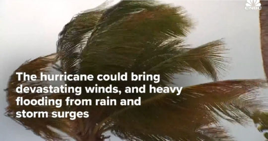 ההוריקן יכול להביא רוחות הרסניות ולגרום להצפות בגלל הגשם הרב שיגיע עם התחזקות הסערה. מקור: צילום מסך מסרטון של CNBC.