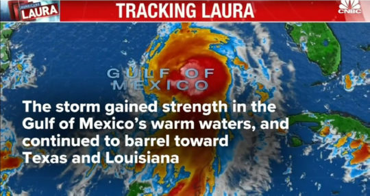 הסערה התחזקה מעל המים החמים של מפרץ מכסיקו, והמשיכה לכיוון טקסס ולואיזיאנה. מקור: צילום מסך מסרטון של CNBC.