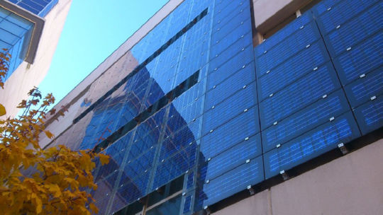 בניין עם חזית לוחות סולאריים לייצור אנרגיה