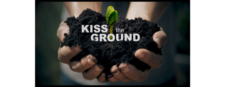 צמח נובט מרגב אדמה, תמונה מהסרט 'לנשק את האדמה' - 'Kiss The Ground'