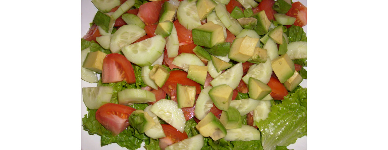 סלט ירקות טרי - עגבניות, מלפפון, אבוקדו, חסה. צילם פיטר גריפין